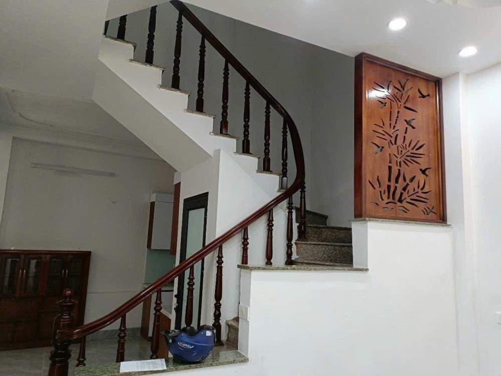 Nhà Phố Đê La Thành - 42m2 - 8.6 tỷ - Tặng Nội Thất - Ngõ Ô Tô