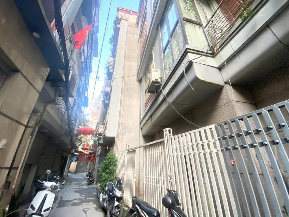 Bán nhà Lạc Long Quân, Tây Hồ: 50m2, 4 tầng, 8.9 tỷ, ngõ thông thoáng