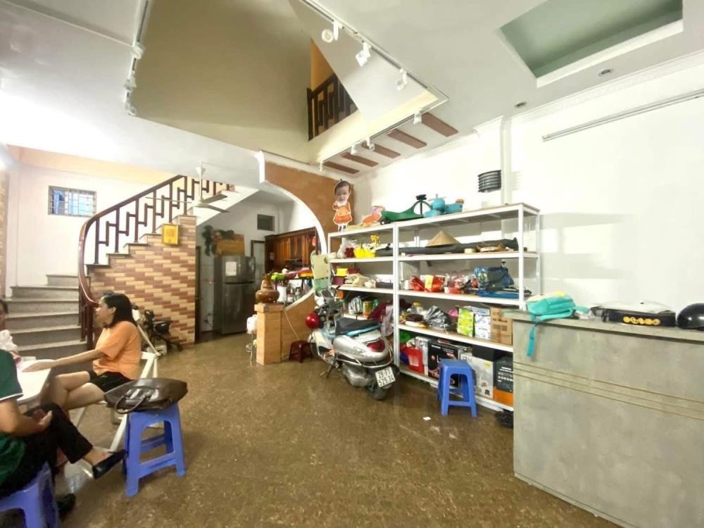 Bán nhà Lạc Long Quân, Tây Hồ: 50m2, 4 tầng, 8.9 tỷ, ngõ thông thoáng