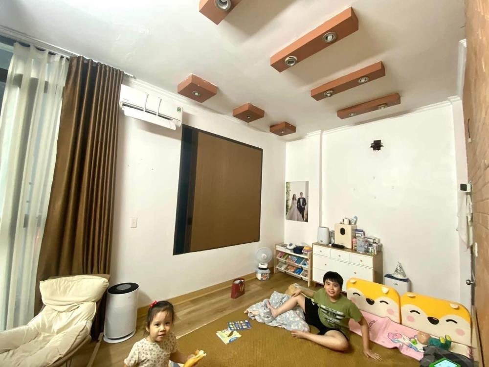 Bán nhà Lạc Long Quân, Tây Hồ: 50m2, 4 tầng, 8.9 tỷ, ngõ thông thoáng