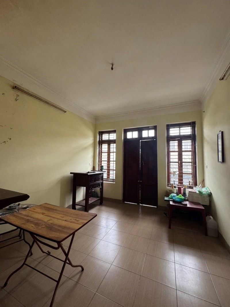 Bán nhà Hoa Lâm, Long Biên: 3 tầng, 61m², mặt tiền 4.4m, ô tô vào nhà - Giá 12 tỷ