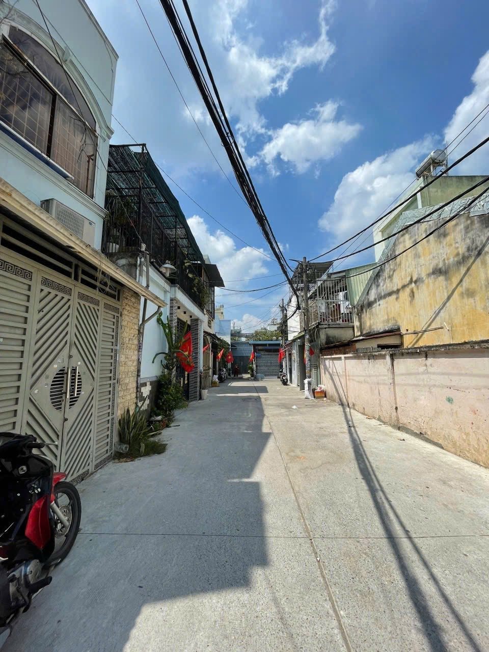 Bán nhà Tân Phú: 57m2, 2 Mặt Hẻm, Giá 6.2 Tỷ - Pháp Lý Sổ Hồng