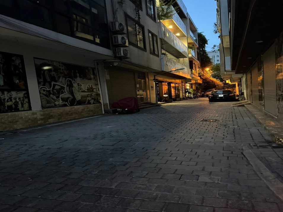 Nhà phố Nguyễn Ngọc Vũ 106m2 - Kinh doanh, Ô tô vào cửa, Vỉa hè rộng