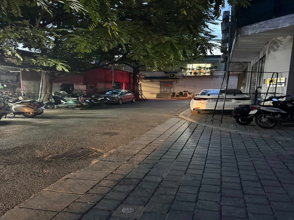 Nhà phố Nguyễn Ngọc Vũ 106m2 - Kinh doanh, Ô tô vào cửa, Vỉa hè rộng