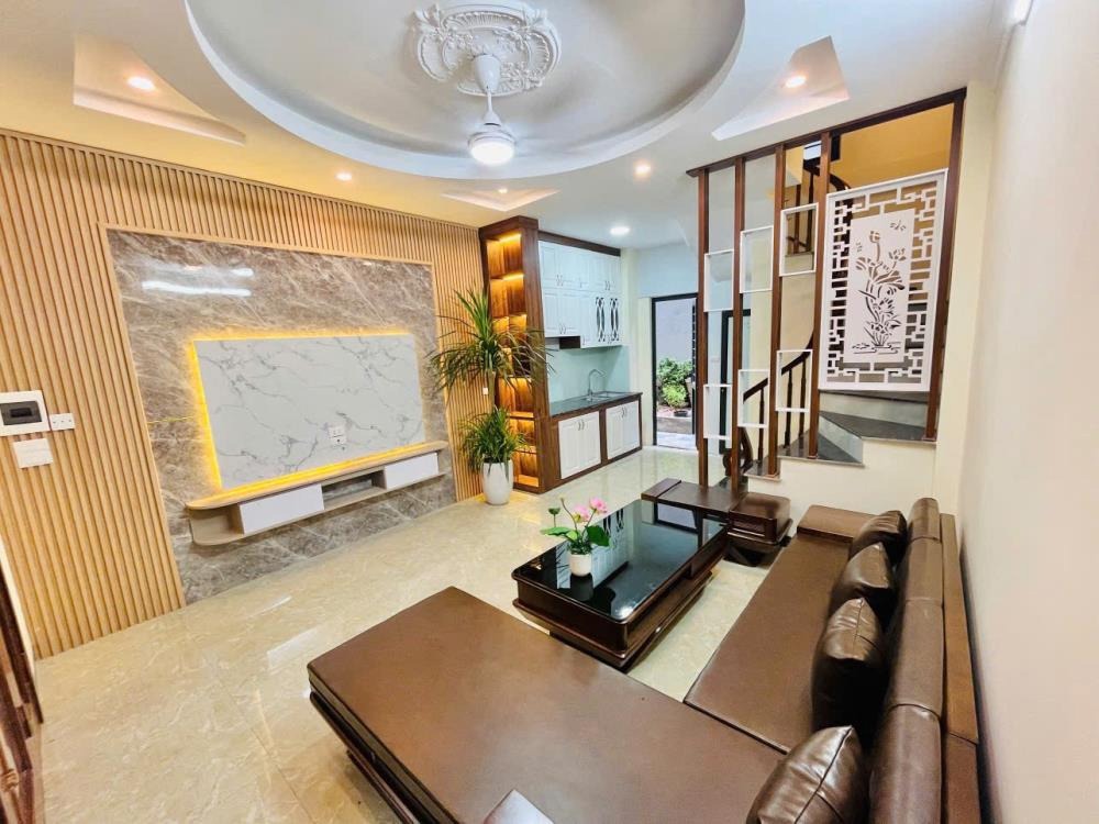 Bán nhà Vĩnh Hưng, ô tô đỗ cổng, full nội thất, 3 thoáng, giá chỉ 6.1 tỷ