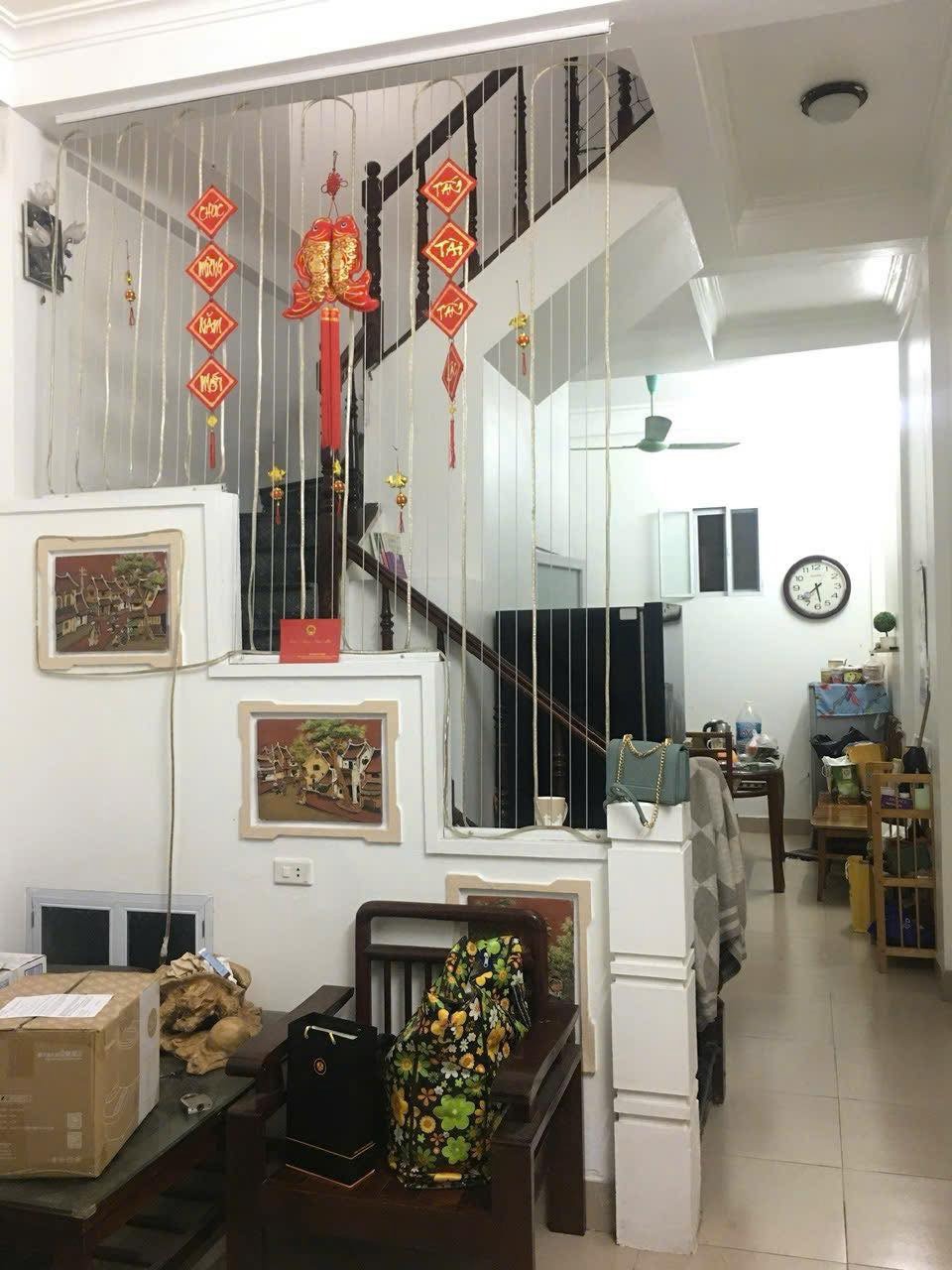Nhà Cầu Giấy Ô Tô Vào Cửa - 3 Tầng 1 Tum - Giá 9.35 Tỷ