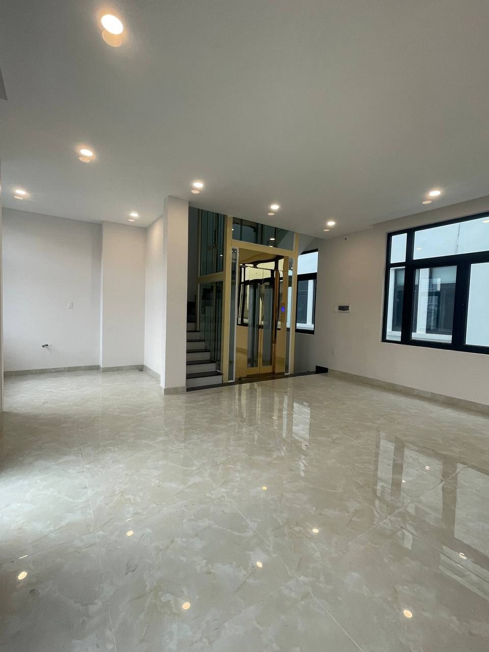 Sang Nhượng Quán Ăn Nội Thất Đầy Đủ - Vinhome Grand Park - 25tr/tháng