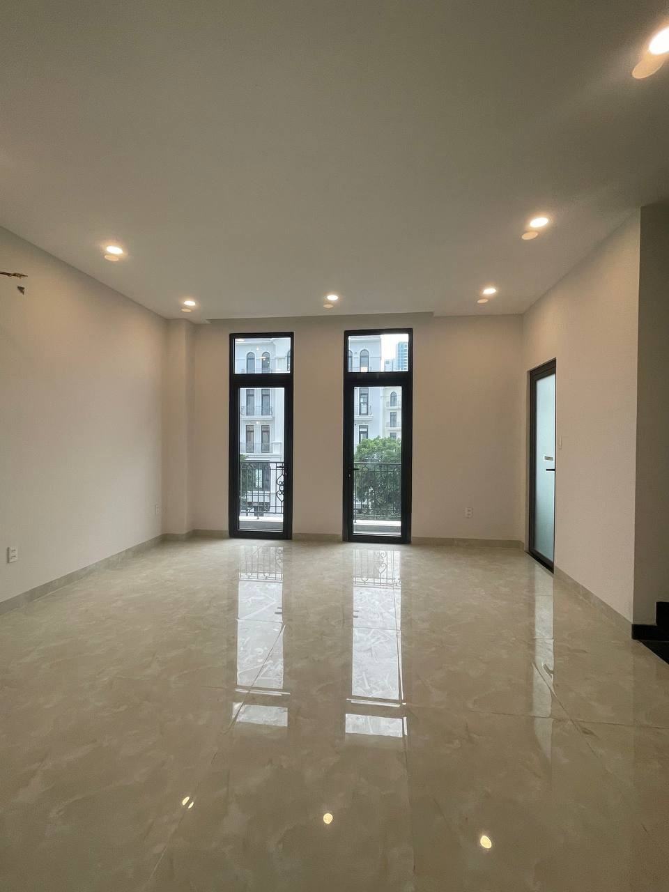 Sang Nhượng Quán Ăn Nội Thất Đầy Đủ - Vinhome Grand Park - 25tr/tháng