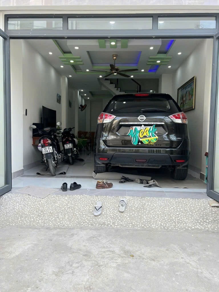 Bán Gấp Nhà Đẹp 3 Tầng, 4PN, Xe Hơi, Võ Văn Hát - Chỉ 4.9 Tỷ