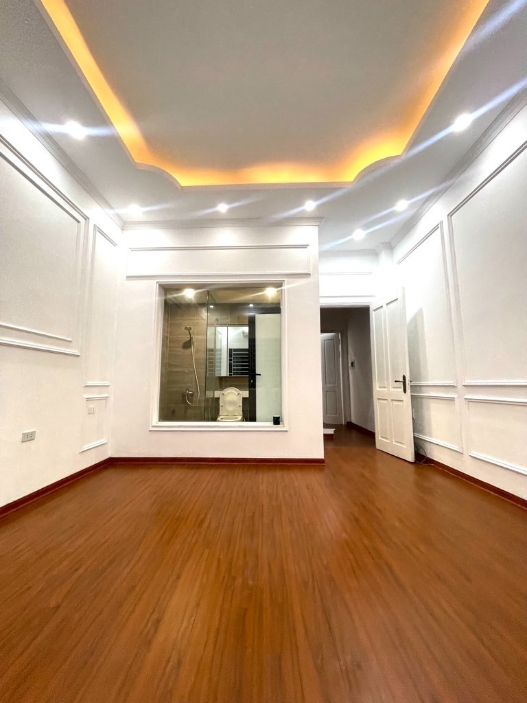 Siêu phẩm Vip Đống Đa: Nhà Phân Lô, Gara Ô Tô, Gần Phố - 40m2, Giá 13.95 Tỷ