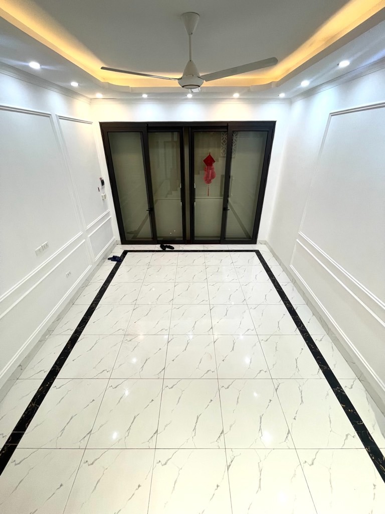 Siêu phẩm Vip Đống Đa: Nhà Phân Lô, Gara Ô Tô, Gần Phố - 40m2, Giá 13.95 Tỷ