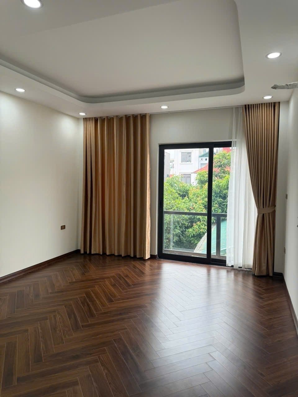 Nhà 7 Tầng, Thang Máy, Gara Ô Tô - Nguyễn Văn Linh, Long Biên - Giá 8 Tỷ+