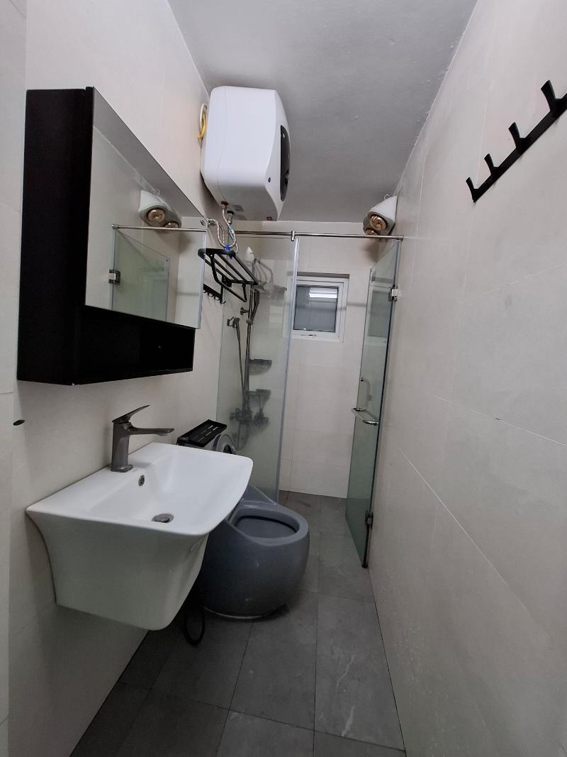 Diện Tích Rộng Dân Xây - Nhà 5 Tầng, 4 Phòng Ngủ, Giá 8.4 Tỷ - Đống Đa