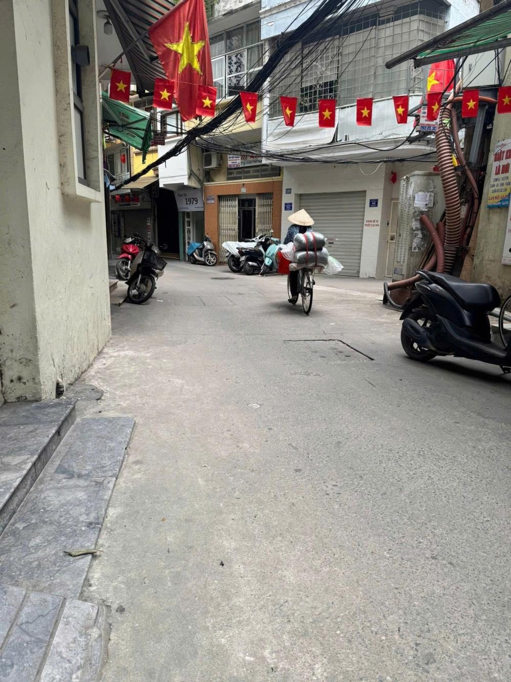 Bán nhà phố Đống Đa, 42m2, 4 tầng, ô tô đỗ cửa, giá 7.9 tỷ