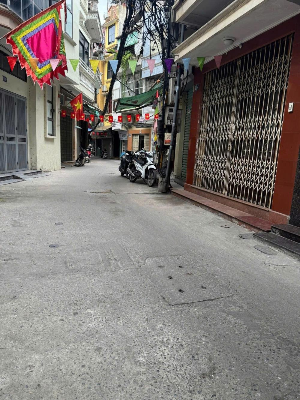 Bán nhà phố Đống Đa, 42m2, 4 tầng, ô tô đỗ cửa, giá 7.9 tỷ
