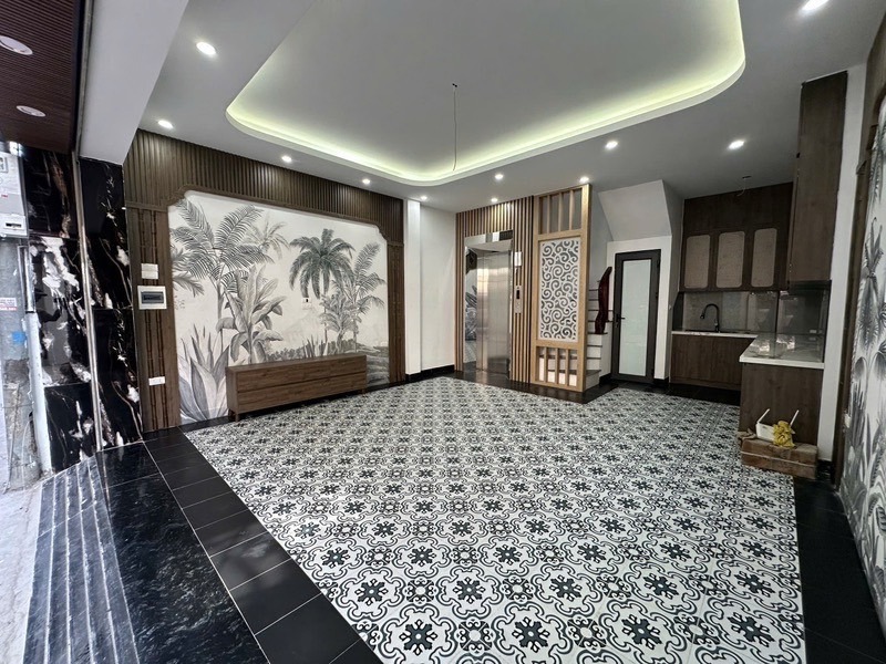 Bán Gấp Nhà Phố Cổ 7 Tầng, Thang Máy, Gara - Linh Long Biên