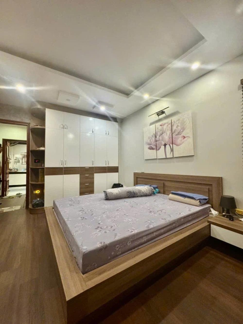 Nhà đẹp Đội Cấn: Vị trí đắc địa, Nội thất gỗ lim cao cấp, Ô tô gần cửa