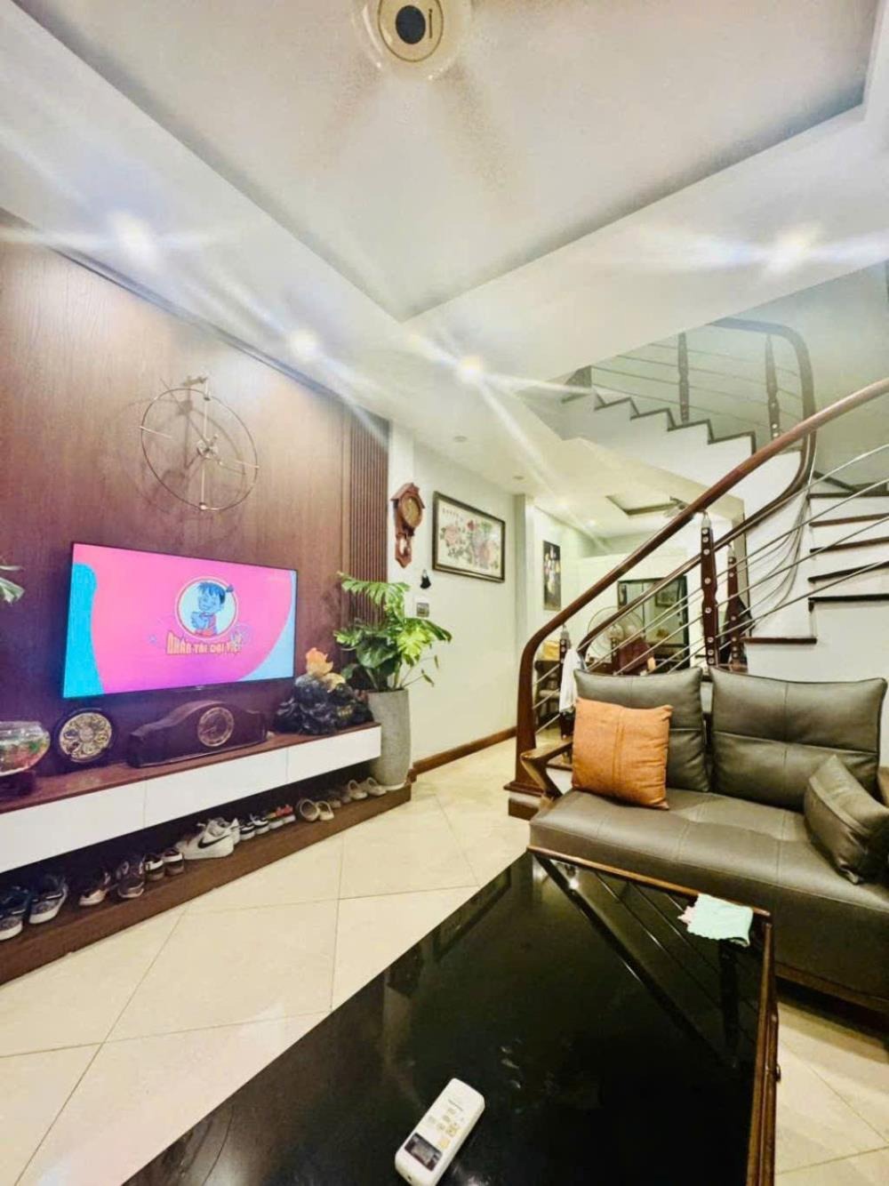 Nhà đẹp Đội Cấn: Vị trí đắc địa, Nội thất gỗ lim cao cấp, Ô tô gần cửa
