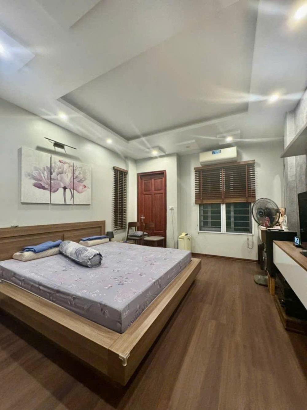 Nhà đẹp Đội Cấn: Vị trí đắc địa, Nội thất gỗ lim cao cấp, Ô tô gần cửa
