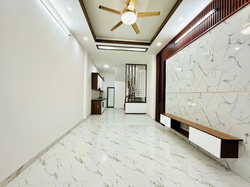 Bán nhà phố Lĩnh Nam 5 tầng, 35m2, giá 5 tỷ - Vị trí đẹp, tiện ích đầy đủ