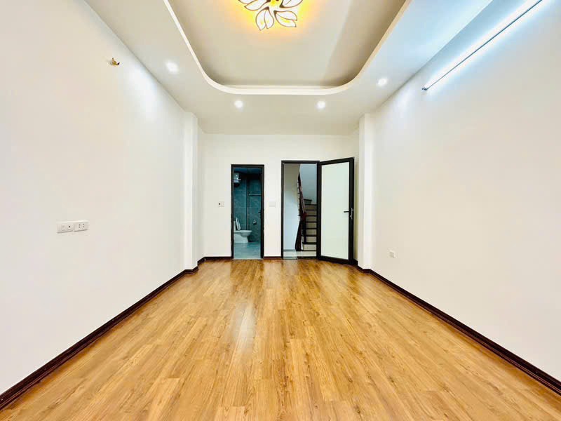 Bán nhà phố Lĩnh Nam 5 tầng, 35m2, giá 5 tỷ - Vị trí đẹp, tiện ích đầy đủ