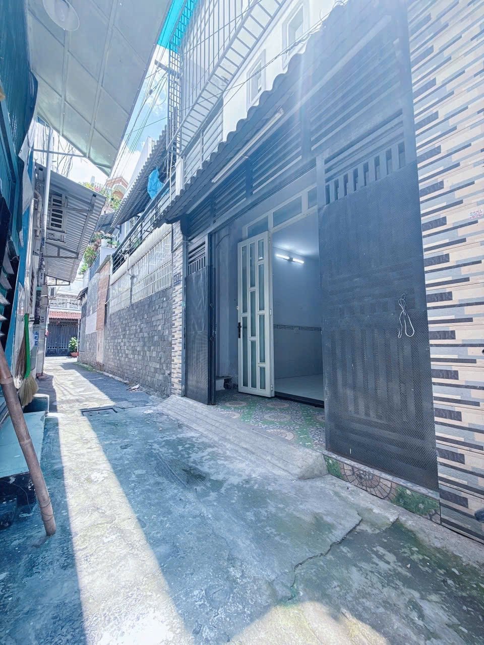 Nhỉnh 3 tỷ sở hữu nhà 32m2, 1 lầu, Tân Phú - Vị trí đắc địa, tiện ích đầy đủ