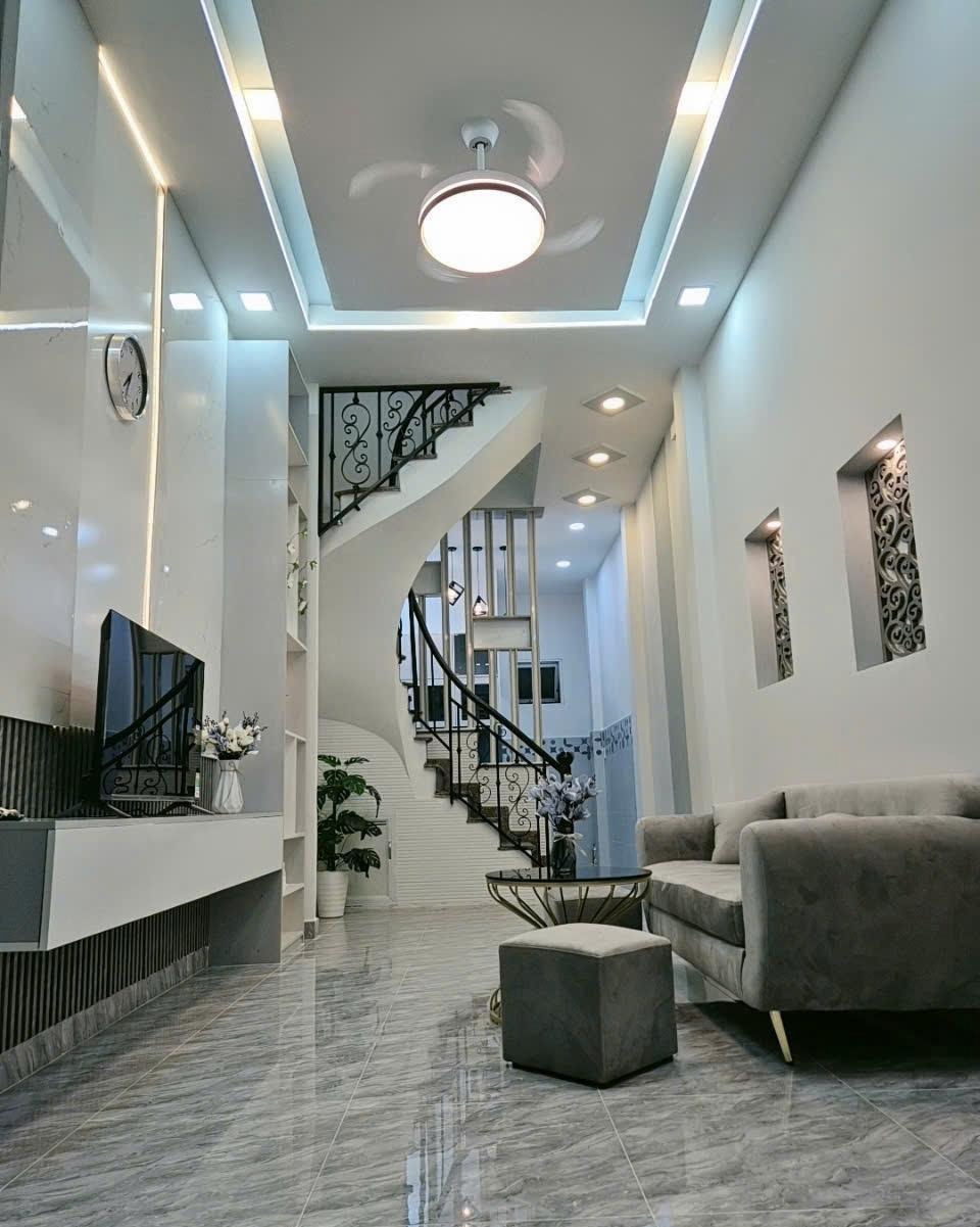 Bán Nhà 3 Tầng Tân Bình - 36m2, 4PN, 6 tỷ - Vị trí đẹp, gần tiện ích