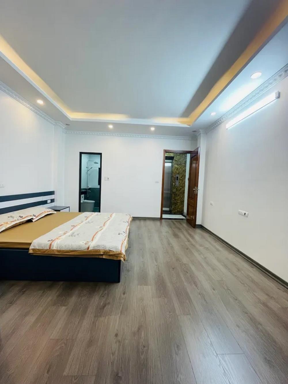 Bán nhà Phạm Văn Đồng, Cầu Giấy: Full Nội Thất, Thang Máy, 34m2 x 6 Tầng