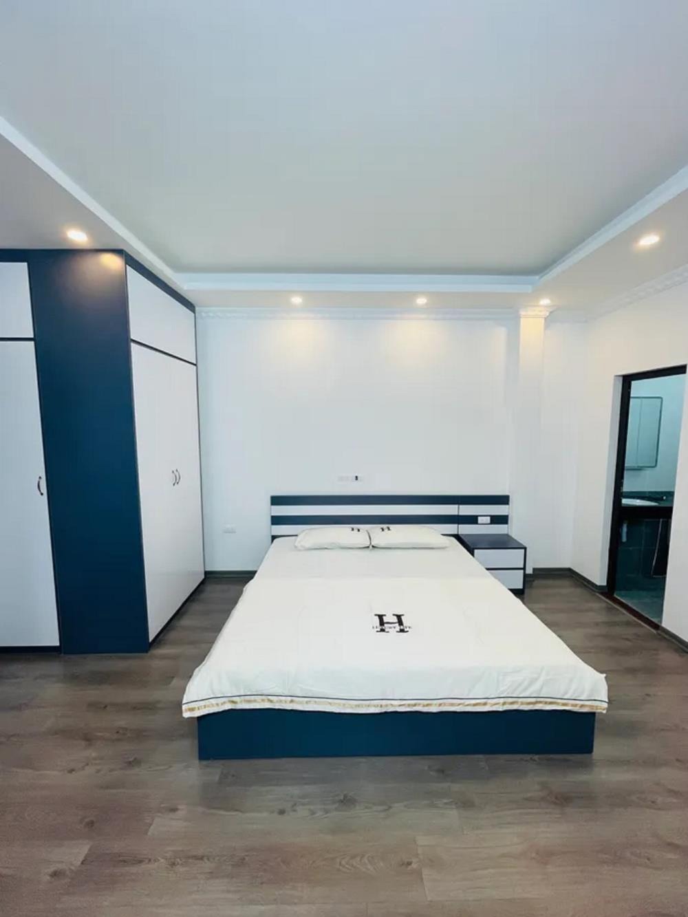 Bán nhà Phạm Văn Đồng, Cầu Giấy: Full Nội Thất, Thang Máy, 34m2 x 6 Tầng