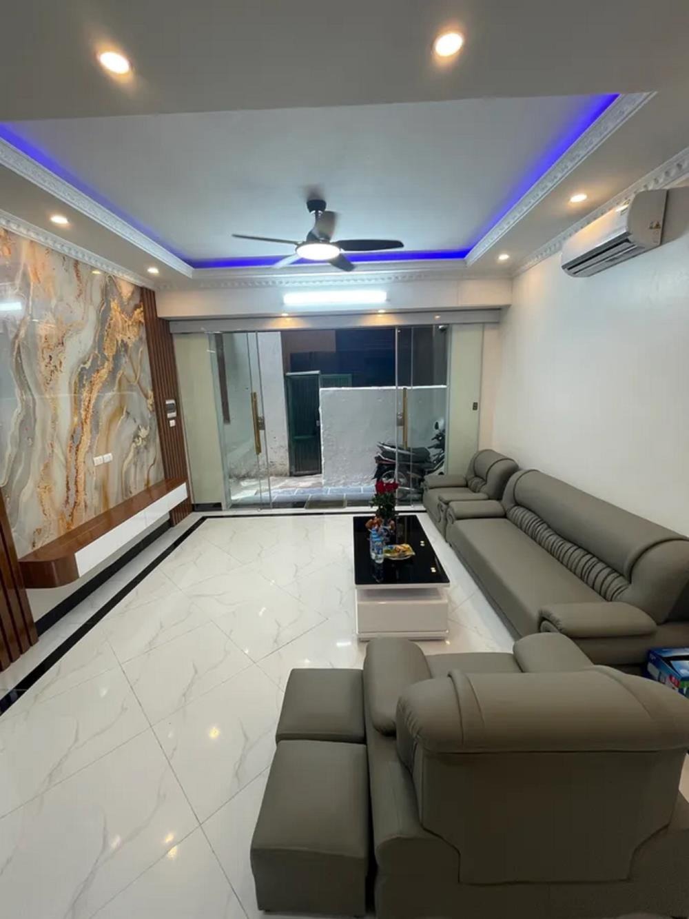 Bán nhà Phạm Văn Đồng, Cầu Giấy: Full Nội Thất, Thang Máy, 34m2 x 6 Tầng