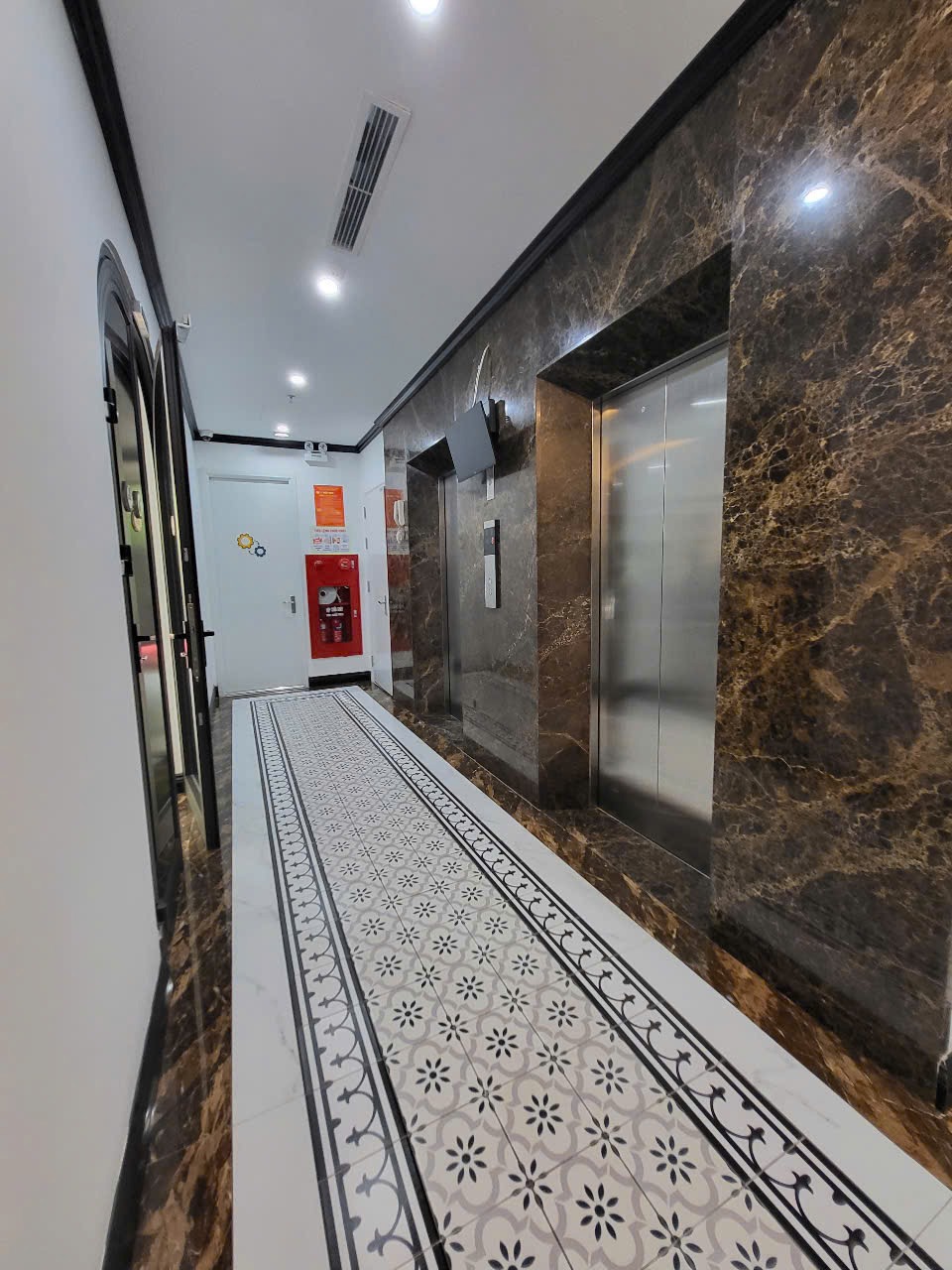 Bán Tòa Building Góc Vị Trí Đắc Địa Cầu Giấy - 130 Tỷ