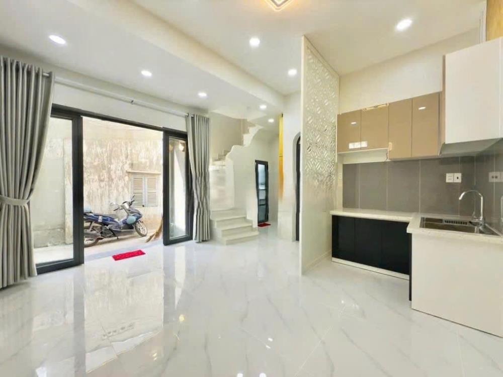 Cho Thuê Nhà Nguyên Căn Gò Vấp - 4 Phòng Ngủ, Gần Chợ, Giá Tốt