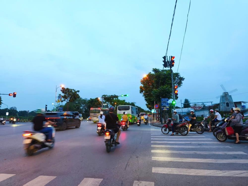 Bán nhà VIP Long Biên - 5 Tầng, 3 Ngủ, Gần Aeon Mall