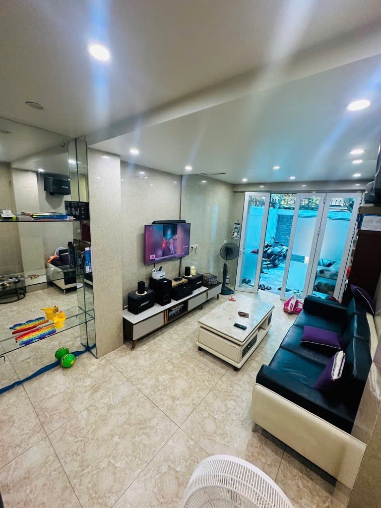 Mặt Phố Giải Phóng - Lô Góc Hót - Ô Tô Đỗ Cửa - Full Nội Thất - Giá Tốt