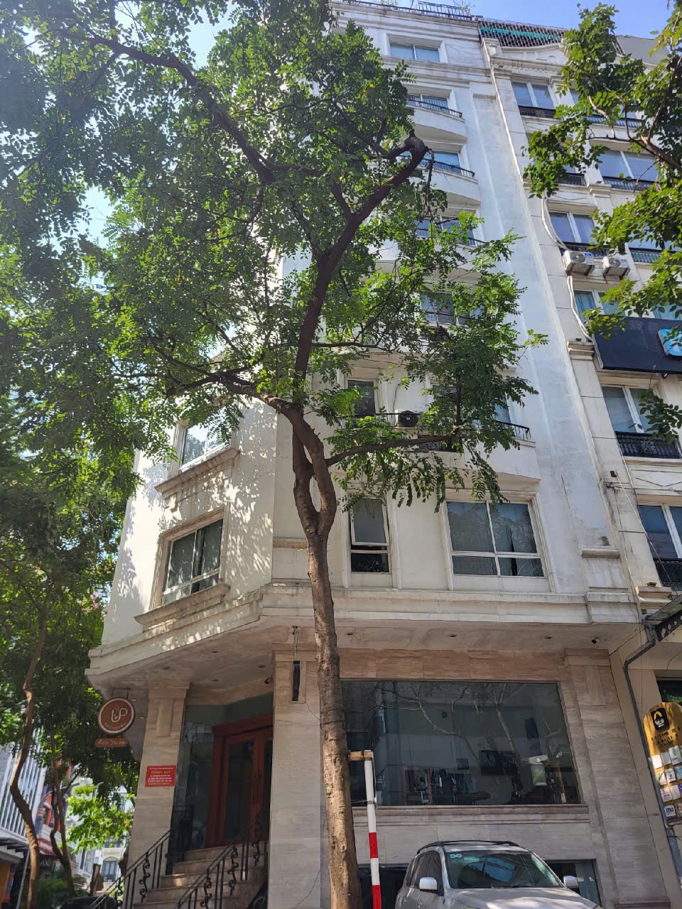 Bán Tòa Nhà Phố Dịch Vọng Hậu: 200m2, Mặt Tiền 12m, Giá 130 Tỷ