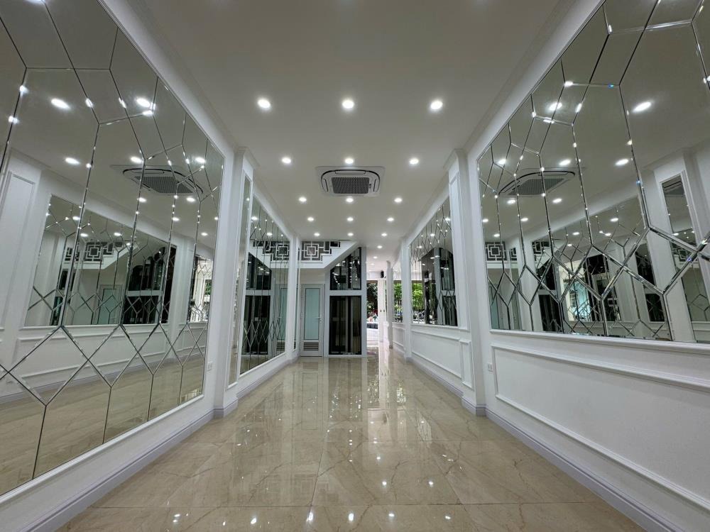 Bán tòa nhà mặt phố Cầu Giấy 5 tầng, 2 mặt tiền, kinh doanh đỉnh cao