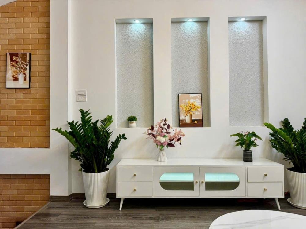 Bán nhà Cầu Giấy 42m2, 5 Tầng, 9.8 Tỷ - Vị Trí Đắc Địa, Pháp Lý Sổ Đỏ