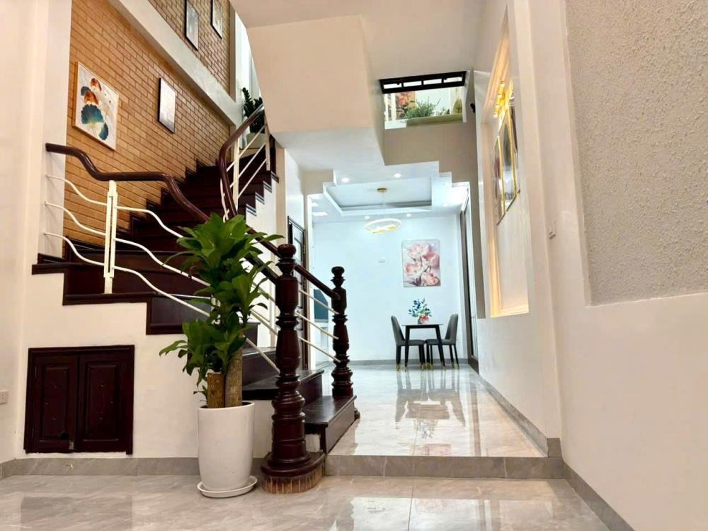 Bán nhà Cầu Giấy 42m2, 5 Tầng, 9.8 Tỷ - Vị Trí Đắc Địa, Pháp Lý Sổ Đỏ