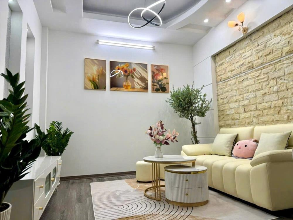 Bán nhà Cầu Giấy 42m2, 5 Tầng, 9.8 Tỷ - Vị Trí Đắc Địa, Pháp Lý Sổ Đỏ