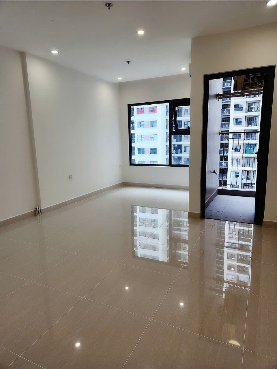 Bán Căn Studio VinHomes Grand Park - View Hồ Bơi, Đông Nam - Giá Tốt