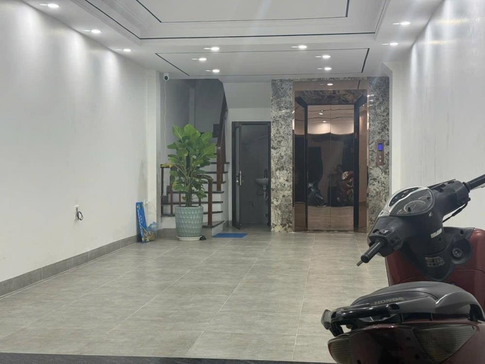 Siêu phẩm nhà 7 tầng thang máy, phố trạm Long Biên, gara ô tô, phòng ngủ rộng
