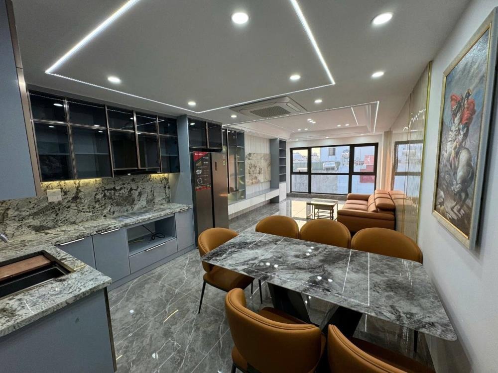 Siêu phẩm nhà 7 tầng thang máy, phố trạm Long Biên, gara ô tô, phòng ngủ rộng