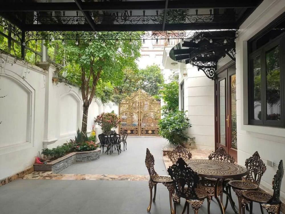 Bán Biệt Thự Hoàng Quán Chi - Dịch Vọng, 200m2, Mặt Tiền 15m, Giá 100 Tỷ