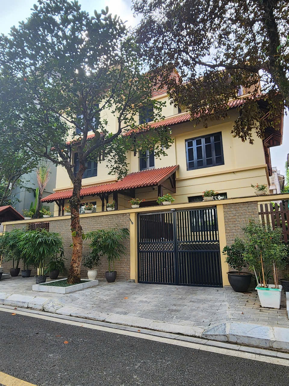 Bán Biệt Thự Hoàng Quán Chi - Dịch Vọng, 200m2, Mặt Tiền 15m, Giá 100 Tỷ