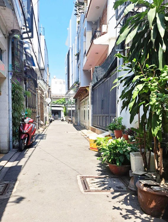 Nhà 3 Tầng Tân Bình: Vị Trí Đắc Địa, Hẻm Xe Hơi, Giá Tốt