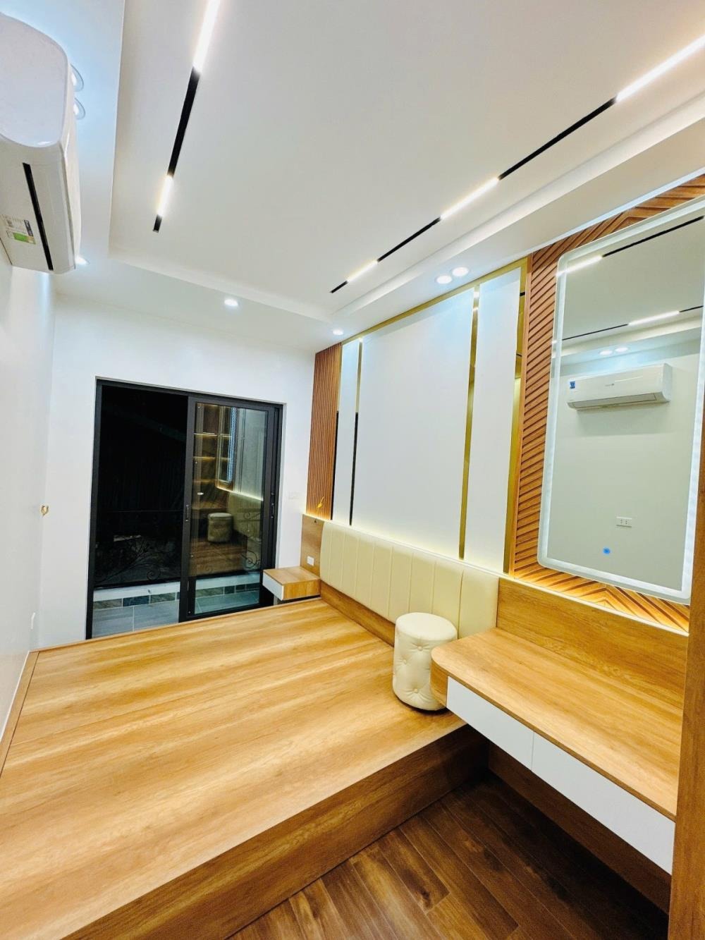 Nhà đẹp mới tinh 4 tầng, full nội thất, ngõ thoáng, giá tốt