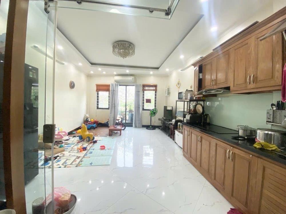 Bán nhà mặt phố Đền Lừ: 5 tầng, 42m², giá 12.8 tỷ, kinh doanh sầm uất
