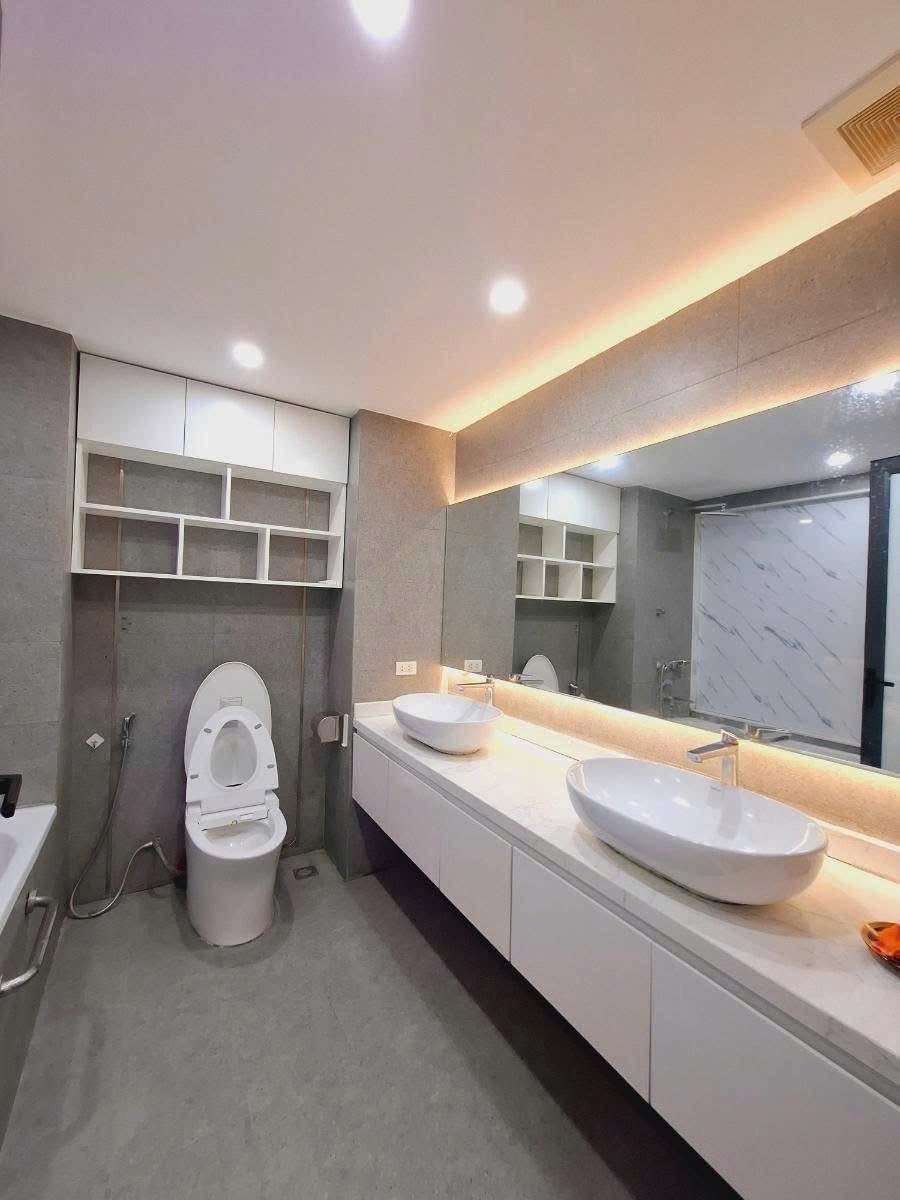 Bán nhà phố 6 tầng thang máy, mặt tiền rộng, vị trí đắc địa Văn Quán