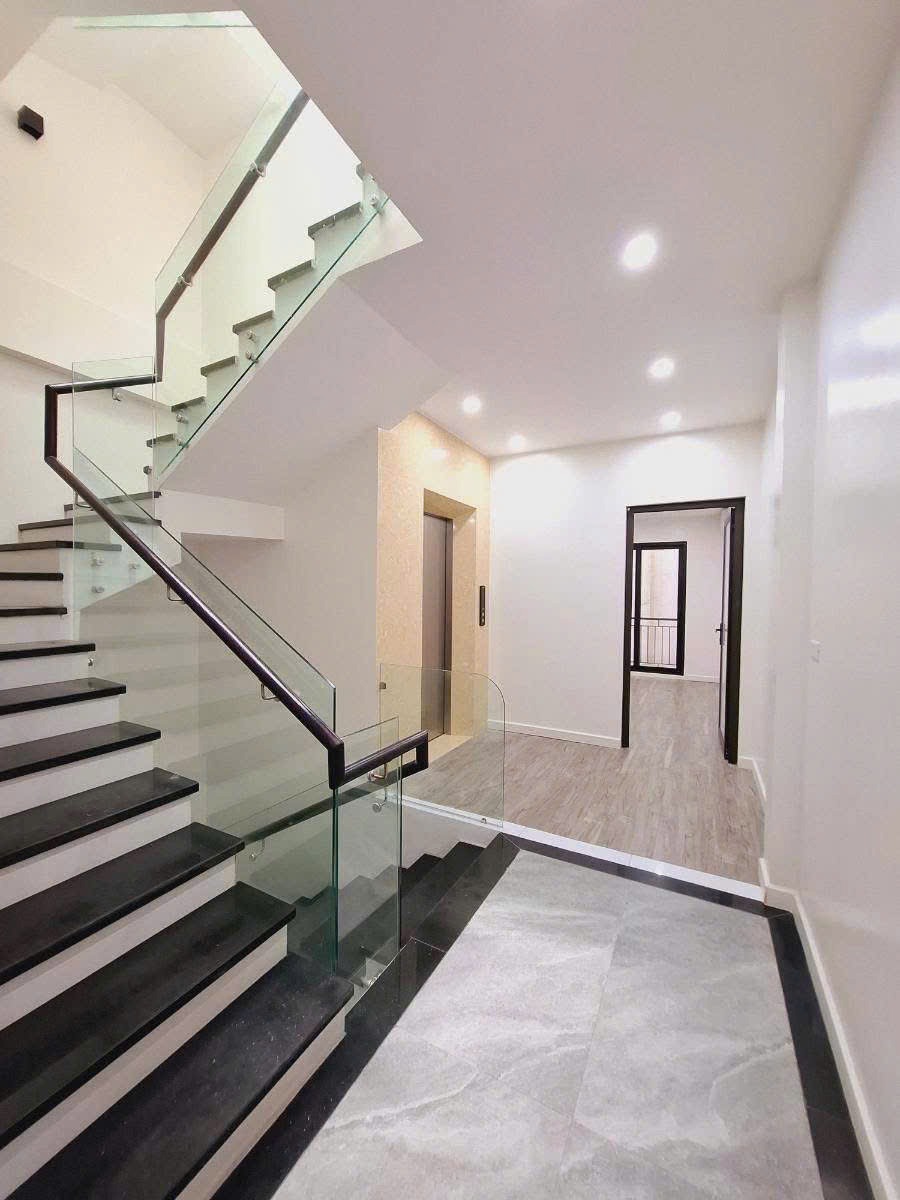 Bán nhà phố 6 tầng thang máy, mặt tiền rộng, vị trí đắc địa Văn Quán