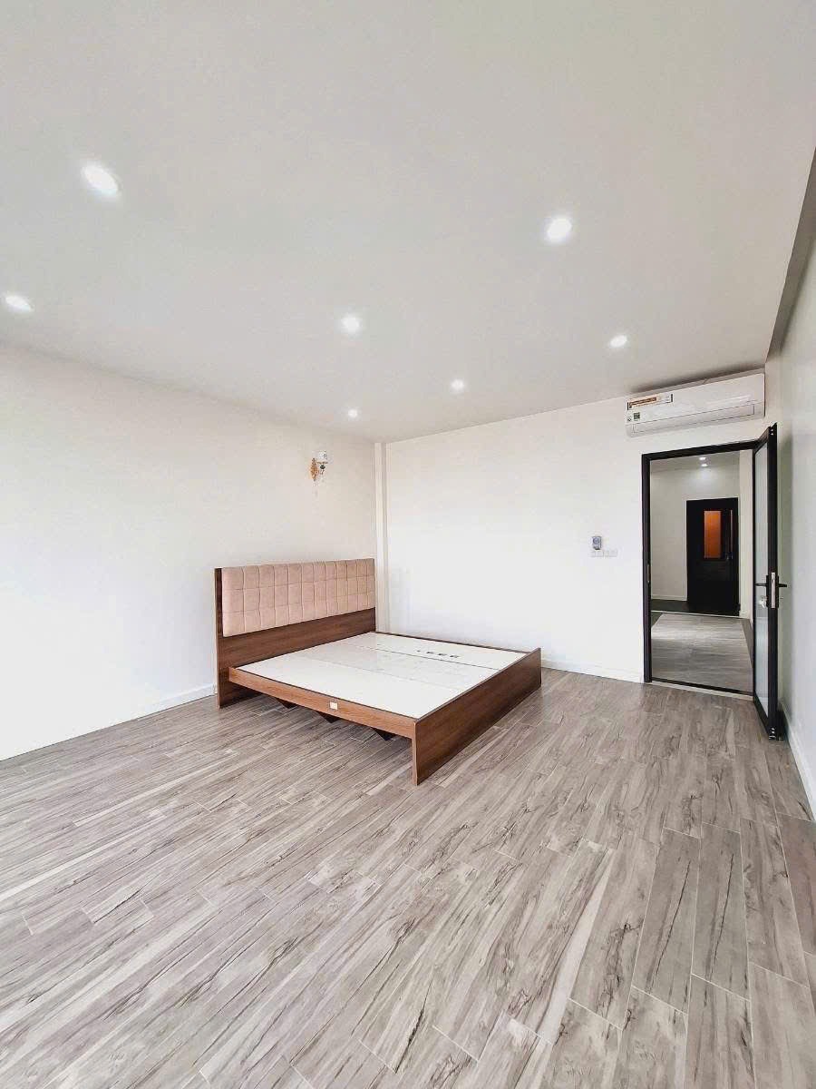 Bán nhà phố 6 tầng thang máy, mặt tiền rộng, vị trí đắc địa Văn Quán